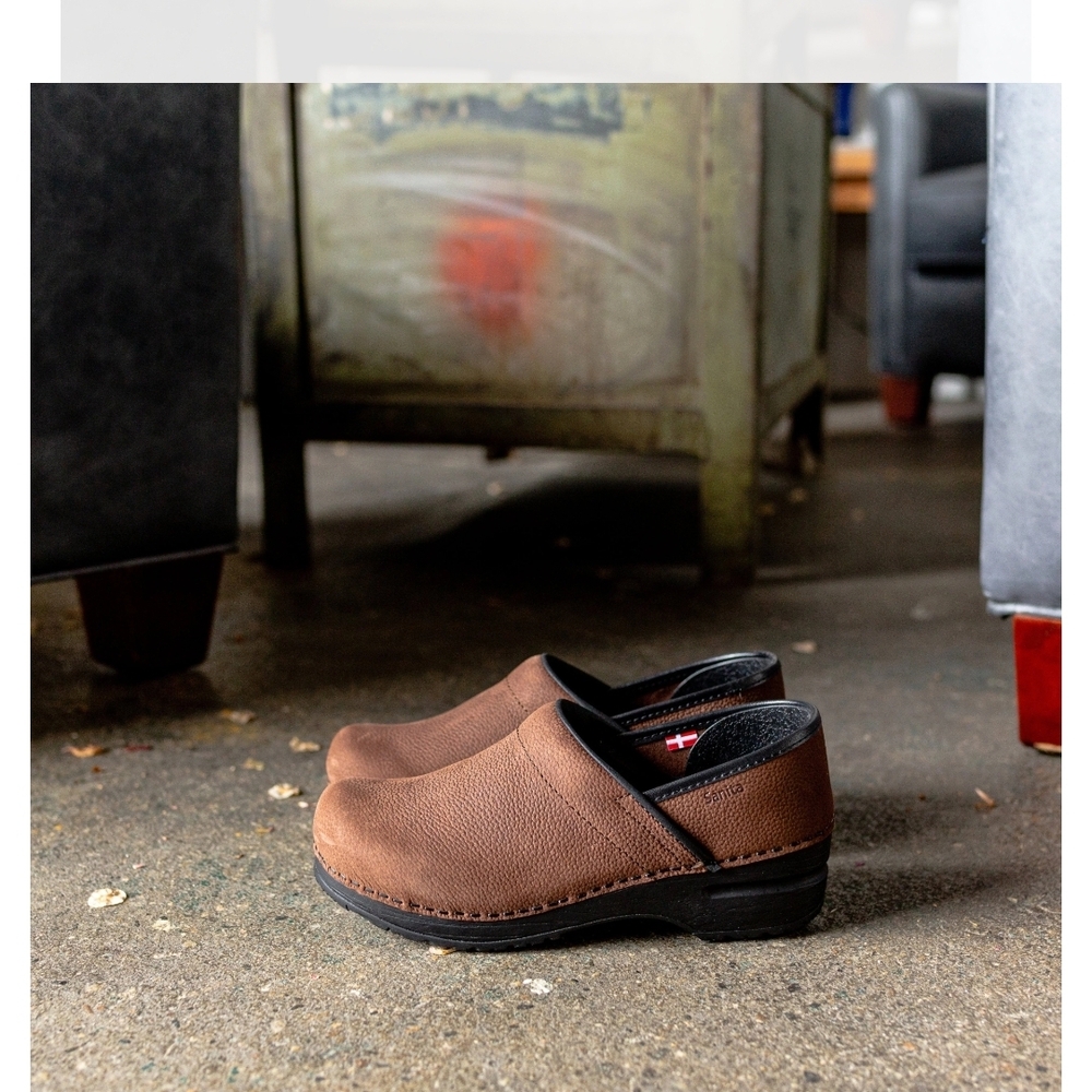Sanita Pro Brown Leather Oil Rubbed Textured Proffesional Clogs. Sz 39